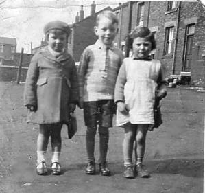 6. Joan Brear, David Addy & Joan Worth, Horbury Bridge